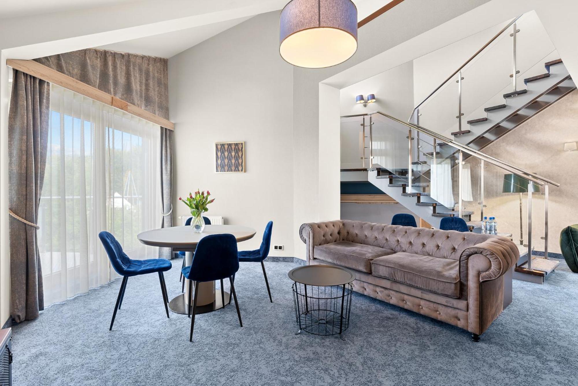 Apartment with Mountain View,1673933979:JPEG