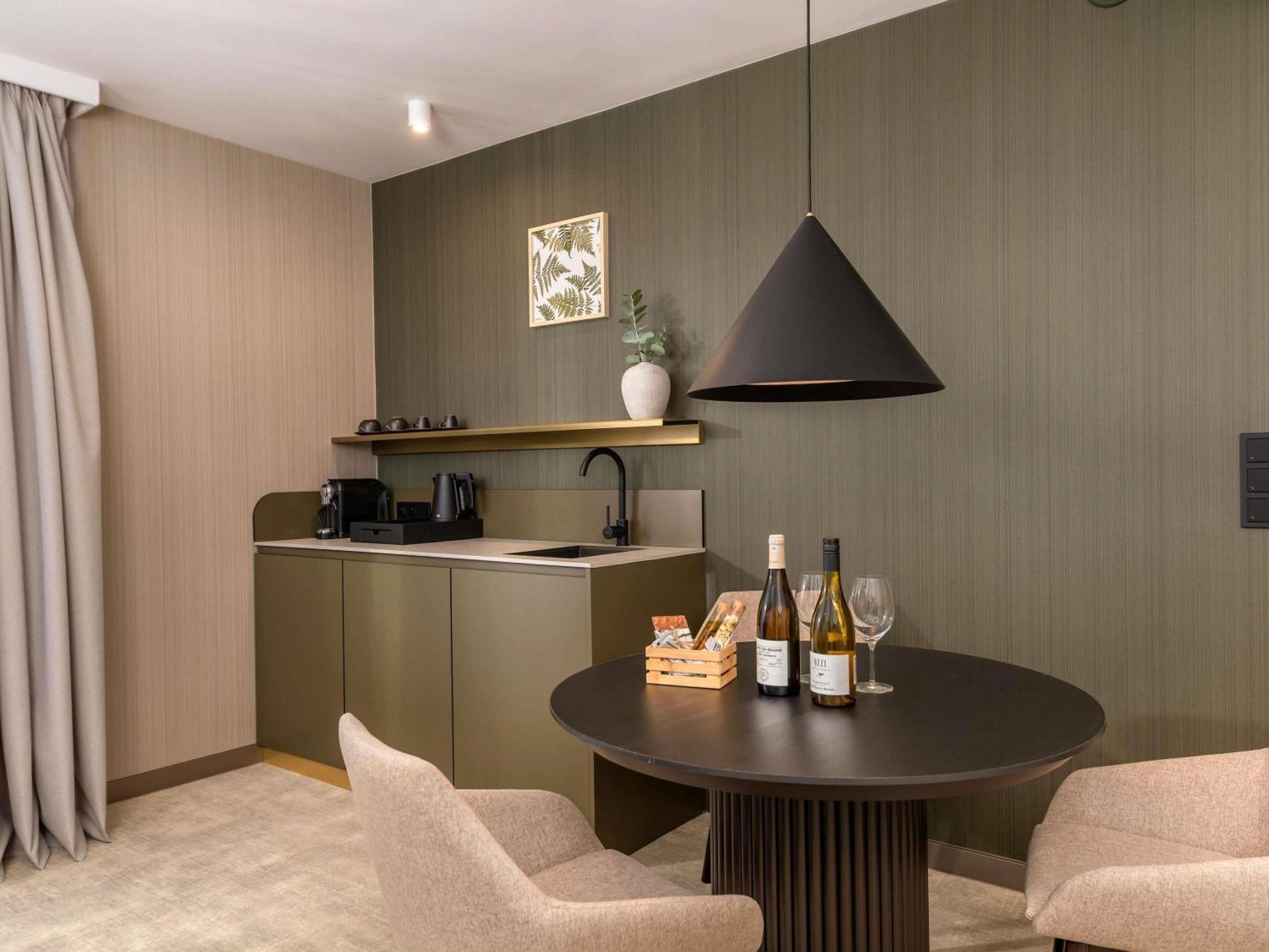 Apartament typu Junior Suite z 2 łóżkami podwójnymi i rozkładaną sofą