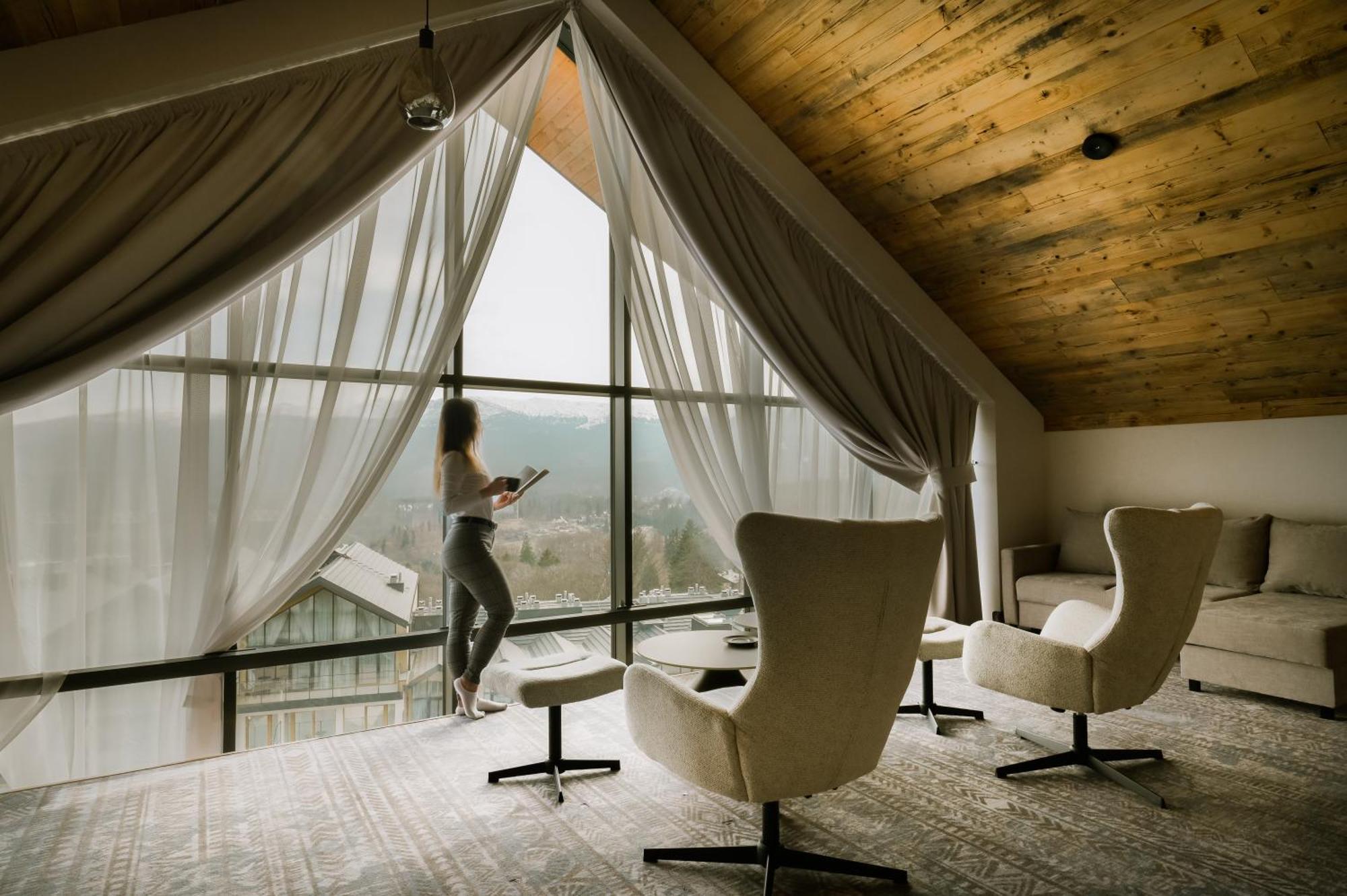 Executive Suite Apartment with Mountain View