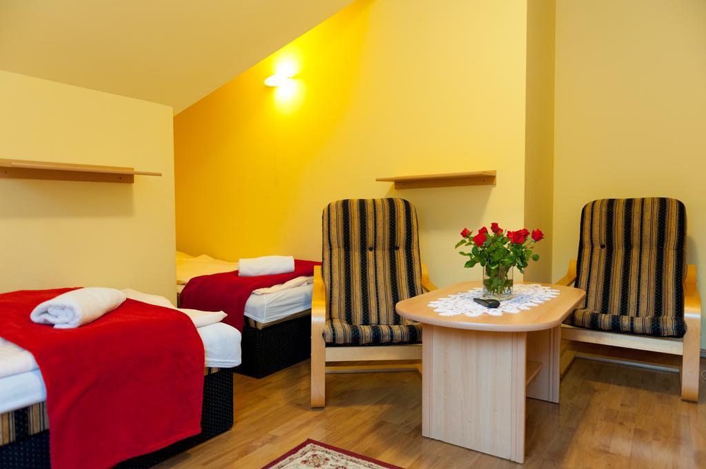 Studio (4 Adults),317332757:JPEG